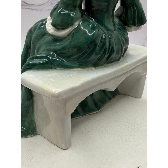 Royal Doulton Figurine 2228 A Lady from Williamsburg sitting on bench Colonial - Picture 13 of 14